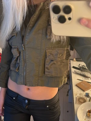 Grön Jens jacka med fickor🥰 - Jätte snygg jacka med fina fickor som detaljer, fickorna är i silkes material, perfekt till sommaren, skriv vid frågor❤️