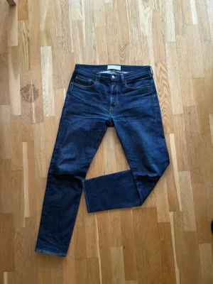 Slim fit raw denim Jeanerica  - Schyssta jeans med riktigt bra kvalitet och passform från Jeanerica, modellen är TM005. Grymt skick, inga skavanker. Materialet är raw denim från Isko fabrics. Nypris 2200.              Storlek: W31 L32