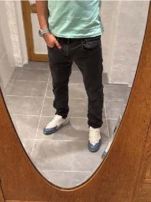 Replay jeans  - Ett par snygga byxor från Replay i storlek W34 L32 i modellen Anbbas 