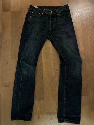 Levis jeans  - Säljer ett par blåa Levis jeans i modellen 501. Dessa byxor har även nån ny termo funktion som gör dem extra varma under vintern. Storleken är 30/34. Skriv vid frågor! 