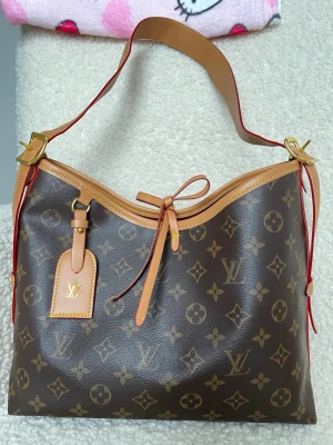 Intressekoll väska ~ inspirerad - Intressekoll väska. I min mening är den i fin kvalite och stabil. Den är använd, tecken på användning finns så Se ALLA bilder, då jag ej tar några returer på denna så va noggrann. skickar GÄRNA fler bilder innan köp. Mått: L: 30 - H: 25 (ca) Skambud undanbedes, tack.  Irrelevanta frågor kommer ej besvaras.  Liten extra gåva vid varje köp 💫 priset är satt till 800:- men vid Seriöst intresse är jag öppen för bud. Buda om ni tänkt GENOMFÖRA köpet. Priset talar för sig själv.