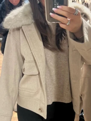 Neo noir kappa  - Supersnygg och trendig 