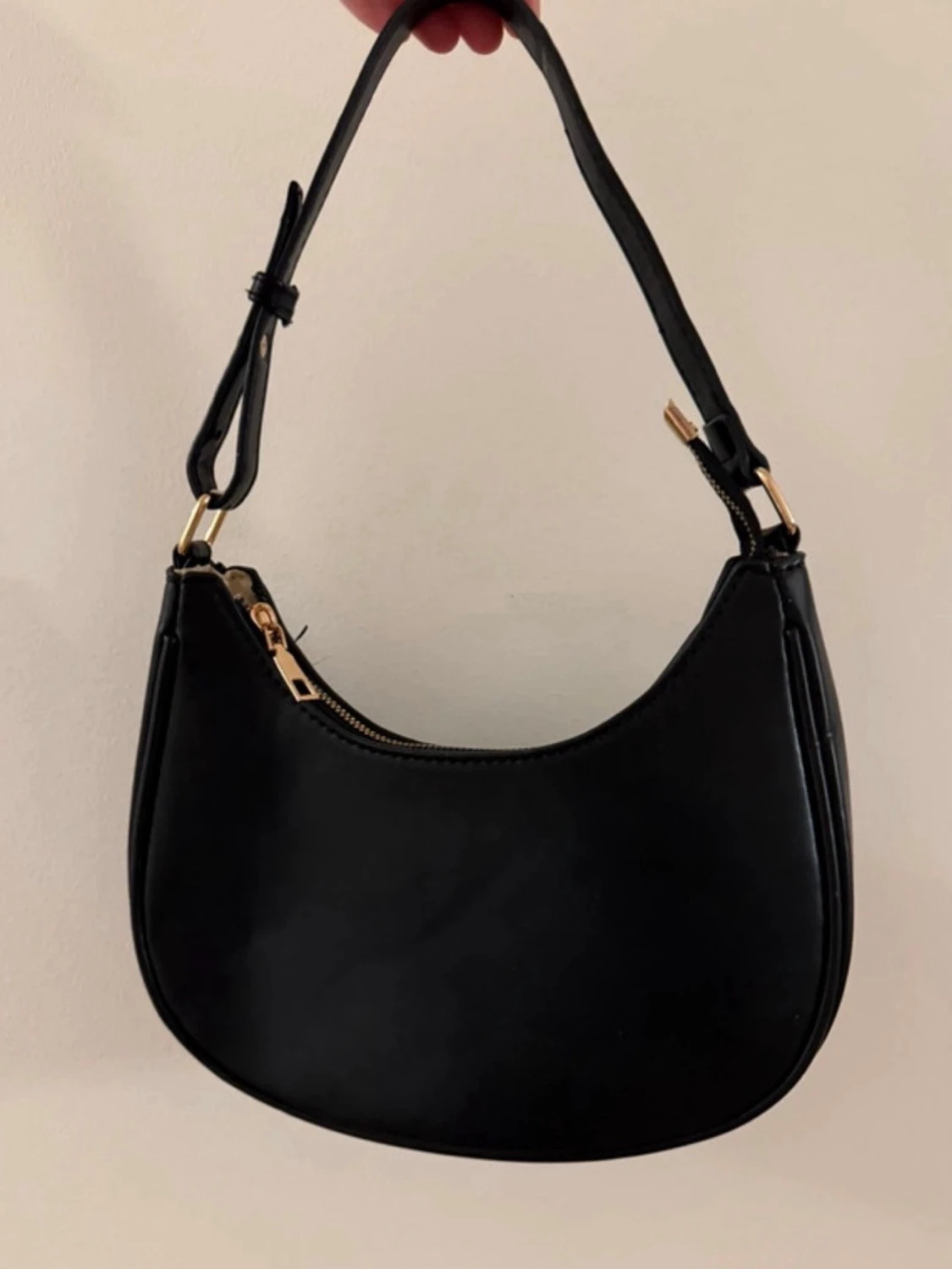 Svart axelremsväska i skinnimitation