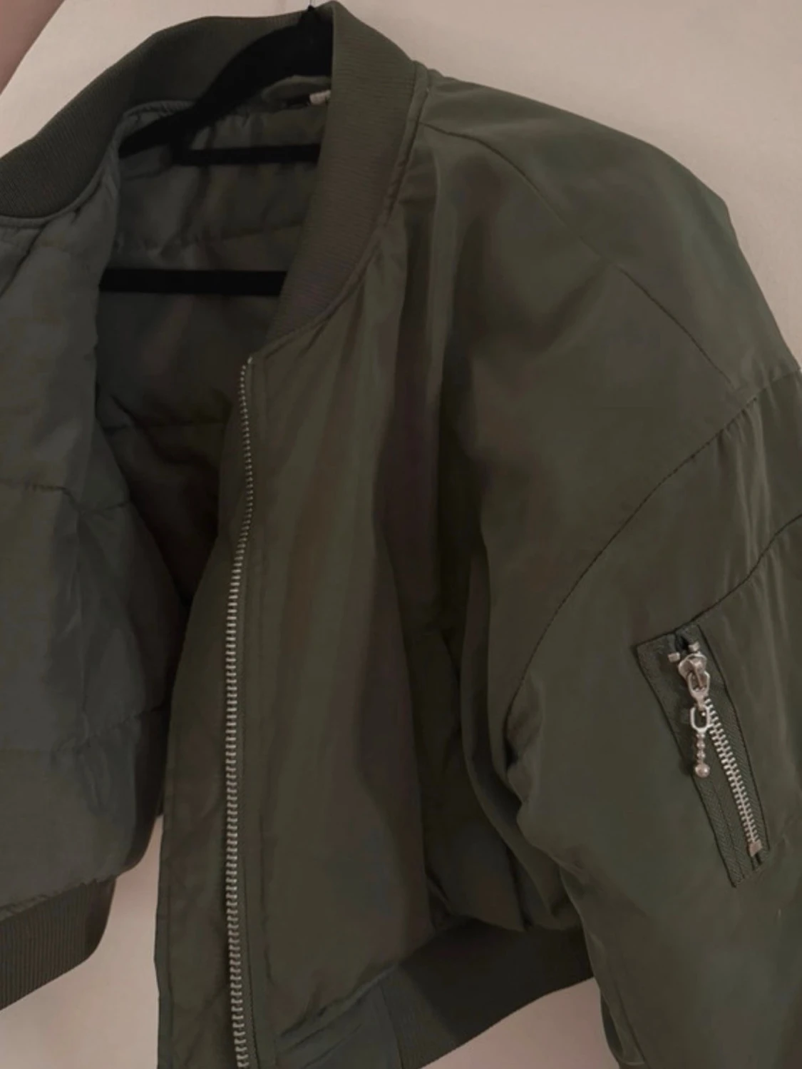 Olivgrön cropped bomberjacka - 1