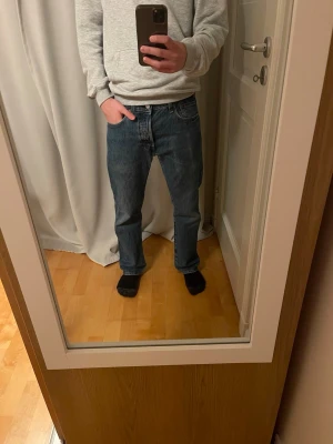  Levi's 501 Blå raka jeans  - Klassiska 501 blå jeans från Levi's med rak passform. Jeansen har en tidlös tvätt och är tillverkade i slitstarkt denimtyg. Perfekta för en avslappnad och stilren look. Storlek: W31 L30.                                                               Ställ gärna frågor om du har några funderingar