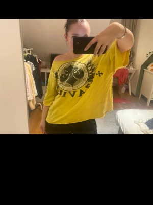 Emo tröja - Väldigt cool, avklippt vid axlarna