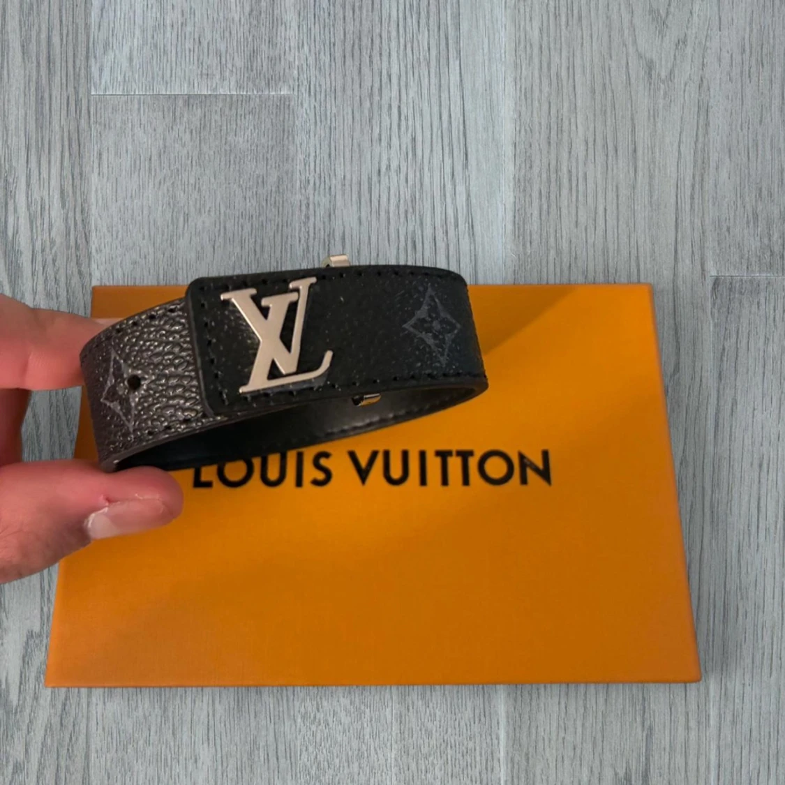 Louis Vuitton svart armband