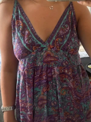 Lila ibiza långklänning - Ibiza/boho klänning som också fungerar som kjol. Har resår och reglerbara band så den passar flera storlekar 🥰