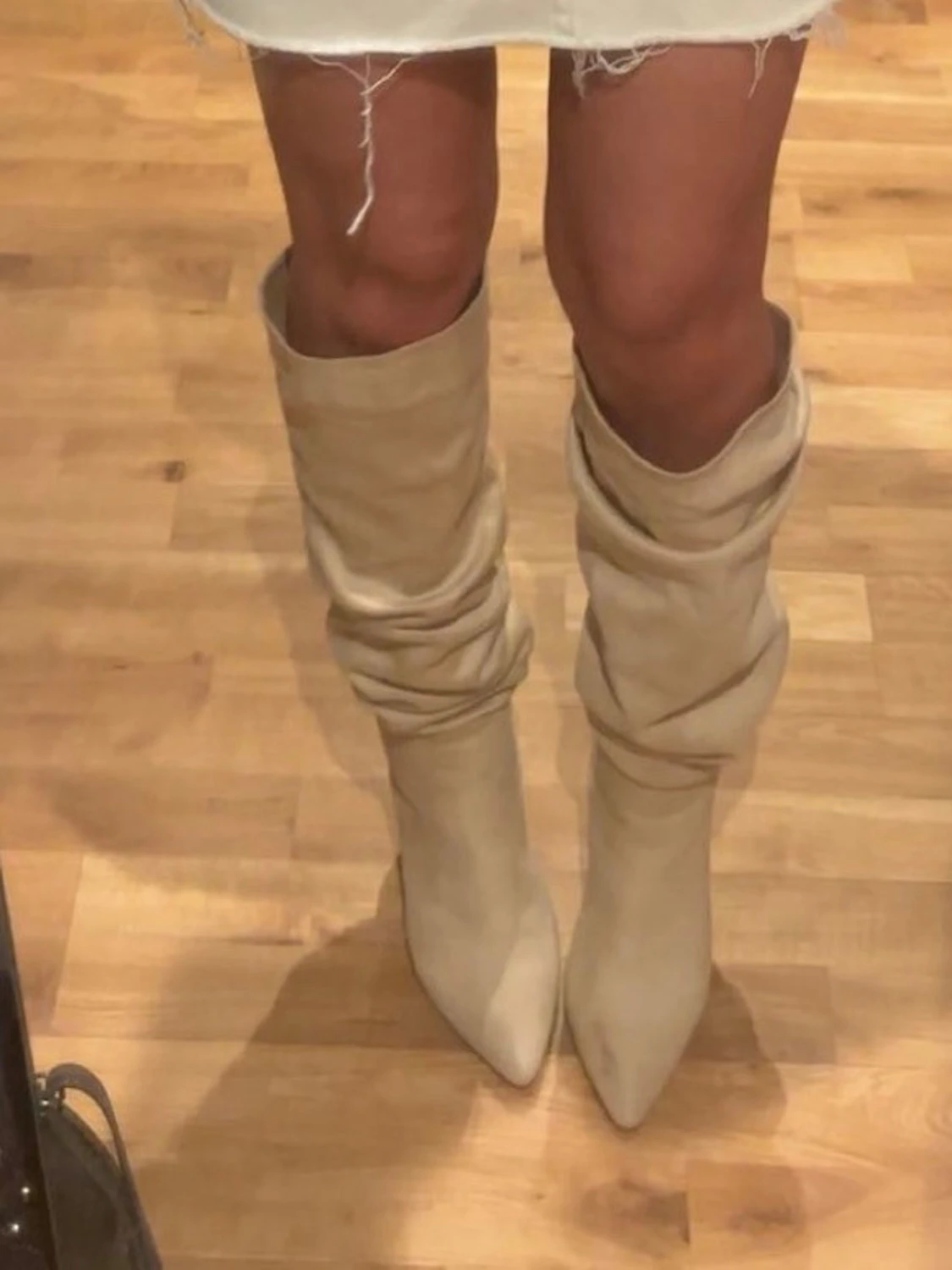 Beiga höga stövlar med spetsig tå - 1