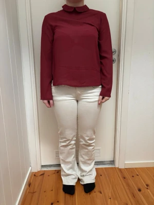 röd blus  - tun långärmad blus med en liten krage. STORLEK 170/176