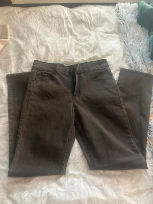 Bruna jeans - Helt oanvända jeans med prislapp kvar.
