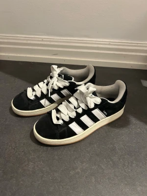 Svarta Adidas Campus sneakers - Säljer ett par klassiska Adidas Campus sneakers i svart! Endast använda några gånger. Box tillkommer👍