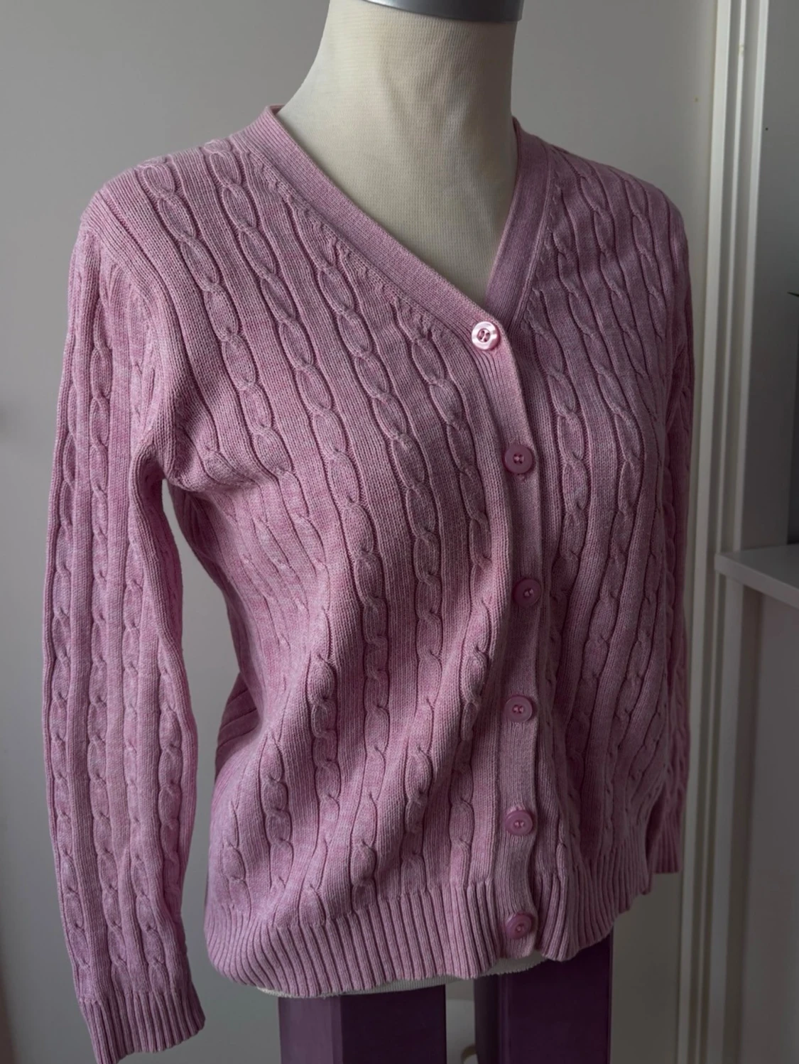 Rosa kabelstickad kofta – klassisk & feminin