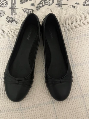 Svarta ballerinaskor - Knappt använda!!! 