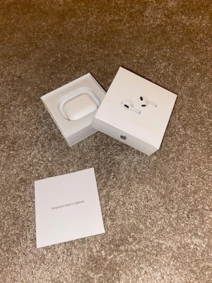 Apple AirPods Pro med laddningsetui - Säljer ett par vita Apple AirPods Pro med trådlöst laddningsetui. Snygg och kompakt design i blank plast, levereras i originalförpackning med tillhörande dokumentation. Perfekta för dig som vill ha grymt ljud och smidig anslutning till iPhone.