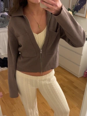 Brun cardigan  - Så najs cardigan från Åhléns .