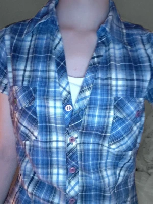 Vintage Y2K kortärmad skjorta - Kortärmad skjorta från det franska märket Cache Cache, beräknad att vara från tidigt 2000-tal. Snygg passform och bra skick, hittar inga särskilda defekter. Skriv gärna vid frågor!❤️