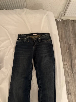 Säljer Nelly jeans - Säljer dessa mörkblåa jeansen från Nelly, jätte snygga men tyvärr för små för mig, det är deras no waist bootcut jeans. Storlek 34, aldrig använda endast provade 🥰