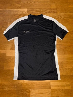 Nike shirt - Nike träningströja i storlek M. Tröjan är i använd ett fåtal gånger och i mycket bra skick.  Kontakta för frågor och pris!