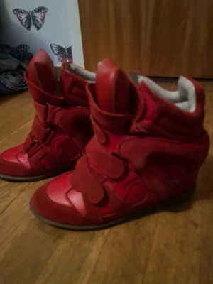 Röda Isabel marant skor - Snygga röda Isabel marant wedge sneakers med kardborreband i mocka! Strl 39 bra skick!! 