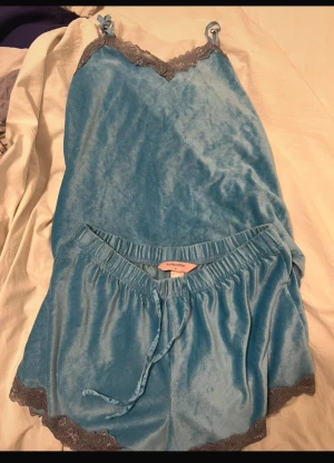 HunkeMöller sammet shorts & Linné - Ett blått sammets sett med shorts och Linné. Som en pyjamas. Är i Storlek M