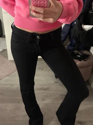 Svarta bootcut jeans från weekday - Säljer ett par svarta cheap monday jeans🩷 low waist midja. Jeansen har en snygg passform som sitter tight över låren och släpper ut vid vaden❤️