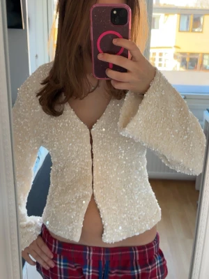 Glittrig fest topp  - En jätte fin glittrig fest topp från Gina . Använd endast en gång och säljer pga att den inte kommer till användning. Pris kan diskuteras 💞