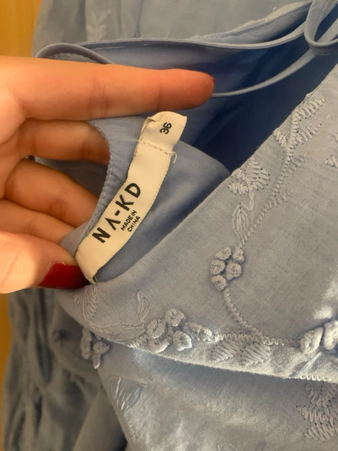 Volangklänning med knyt från NA-KD - 2