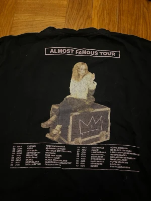 Hov1 Almost Famous Tour svart t-shirt - Svart t-shirt med tryck på ryggen från Hov1 Almost Famous Tour 2016. Använd och det syns på nära håll. Pris går att diskutera!