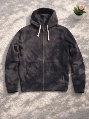 Ralph Lauren hoodie - Ralph Lauren hoodie – storlek M I fint skick. Det finns ett mycket litet hål på ena armen som knappt syns (se bild). Nypris ca 2000 kr.  Hör gärna av dig om du har frågor eller vill ha fler bilder.😊