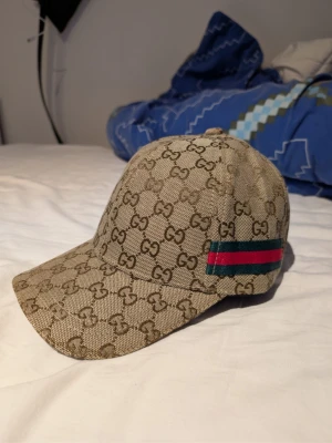 GC keps  - One size. Skickar snabbt och smidigt. Fråga om det är något.  :) Har också vit och rosa kepsar 