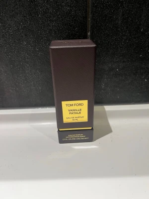 Tom Ford Vanille Fatale EdP 50 ml - Tom Ford Vanille Fatale Eau de Parfum 50 ml i elegant mörkbrun förpackning med guldfärgad etikett. Lyxig doft med vaniljtoner, perfekt för dig som gillar exklusiva parfymer. Snygg och stilren design som känns exklusiv och modern.
