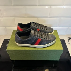 Gucci Ace skor  - Gucci Ace skor i jättefint skick | Storlek 7,5 vilket motsvarar 41,5 | Fråga om innermått vid osäkerhet | Ingår: Box och kort | Hör av dig vid frågor!