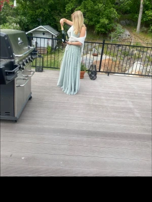 Ljusgrön balklänning med korsett - Tyväääärrr är det dags för mig att sälja min balklänning från 9an. Den är storlek S men är lite insydd. Super bra kvalitet, som ny och säljer den för 1900 vilket är 1000kr billigare än utgångspriset💕