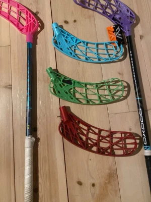 Innebandyklubbor och blad mix - Säljer två innebandyklubbor det är carbon pro salming och oxdog ultraforce som båda har relativt nya blad oxdog ultraforce 400 salming 500 blad st 150 unihoc och avox blad nya optilight använd en match båda klubbor 96 cm