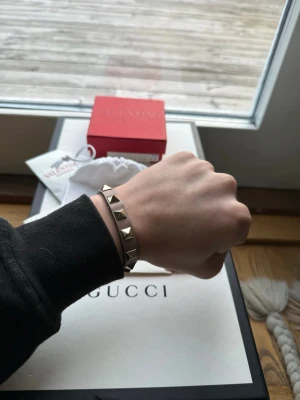 Valentino armband  - Tjabba! Säljer nu detta valentino armbandet! Det är i ett bra skick 8/10! Om ni har några tankar eller funderingar så är det bara att höra av sig!😁