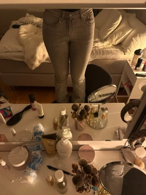 Gråa booucut jeans med medelhög midja - Super fina gråa jeans. Jättefina i passformen och sitter fint på🥰