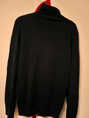 Polo Ralph lauren Turtleneck - Fett tröja för bra pris! Storlek S men även M! Modellen heter turtleneck! Nypris runt 2000 vi säljer för endast 500