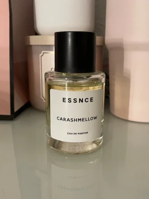 essnce carashmellow - Säljer min carashmellow parfym från essnce, som knappt är använd bara några sprut! 💖💖