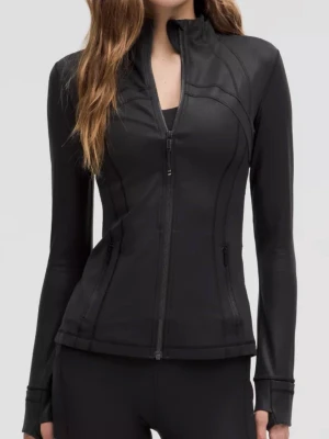 Lulemon delfine jacket  - Säljer denna define jacket i strl 6 (strl 36). Använd ett fåtal gånger. ❤️Köpt ifrån Lulemon för ett några månader sedan!! Nypris kostar runt 1300. 