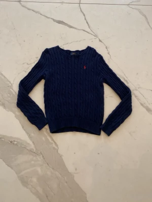 Ralph Lauren kabelstickad  - Mörkblå kabelstickad tröja från Polo Ralph Lauren | storlek L men sitter som M, 168-175cm passar tröjan till | färg marinblå | skick: mycket bra | pris kan diskuteras!