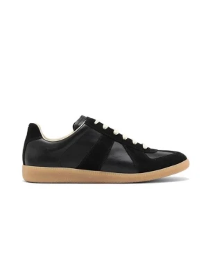 Maison Margiela - Stilrena svarta sneakers med ovandel i läder och mockadetaljer. Skon har vita snören och en klassisk gummisula i beige. Perfekt för dig som gillar minimalistisk och tidlös design.