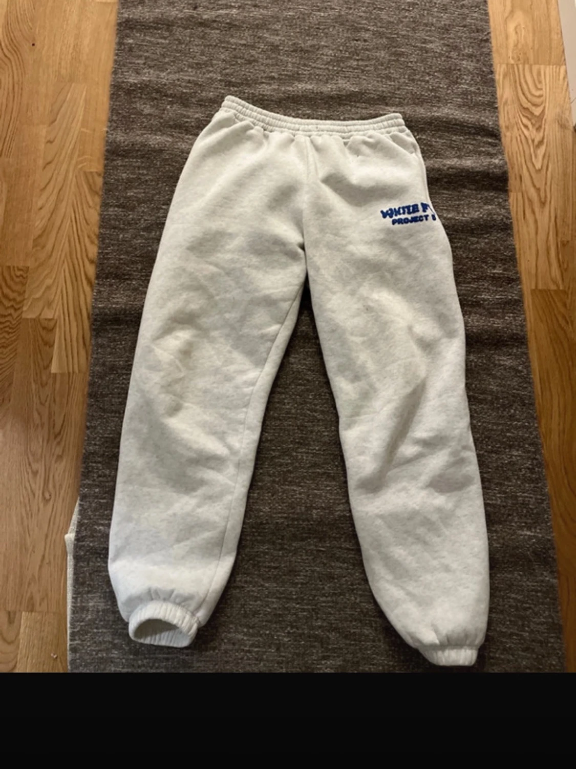 Gråa mjukisbyxor White Fox