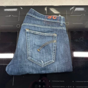 Dondup Jeans - Dondup jeans i mycket fint skick | Modell: Ritchie | Storlek W35, måtten är: midja: 43cm, Längd: 106cm | INTE hål igenom | Hör av dig vid frågor! 