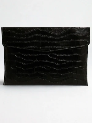 Datorfodral med krokodil mönster  - Leverans 2-5 arbetsdagar 📦Rea - endast 199 kr (ord. pris 249 kr)! Stilrent datorfodral tillverkat av veganskt läder i vattentätt material. Modellen utan nitar. Fodralet stängs med knapp. Fodralet skyddar din dator effektivt samtidigt som det ger din outfit en extra touch. ⚜️ Storlek: 34 × 25 cm – passar svarta HP Chromebooks och andra datorer i liknande storlek. 