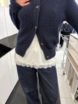 Vitt linne med spets  - Vitt linne med spets som man har under tröjor för en snygg detalj. Från Gina, storlek S. Använd en gång 