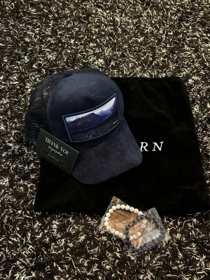 Keps och armband - Tja, säljer nu en keps och två armband från min kompis företag. Allt på bilden ingår, tveka inte på att höra av dig vid fler frågor och funderingar mvh Marcus🤩