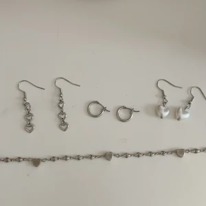 smycken - säljer de här silver smyckena då jag bara använder guld nu. allt förutom hoopsen är originalt från brandy melville och hoopsen är från h&m! allt är i bra skick men armbandet kan man se är användt, fast på långt håll så märker man inte. skriv om du har frågor! 😁