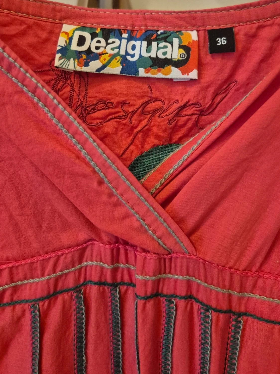 Röd klänning med broderi från Desigual - 1