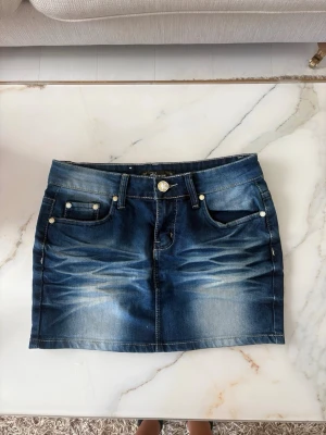 Lågmidjad mini jeans kjol  - Skitsnygg lågmidjad mini jeans kjol i cool färg. Säljer även flera jeans kjolar!